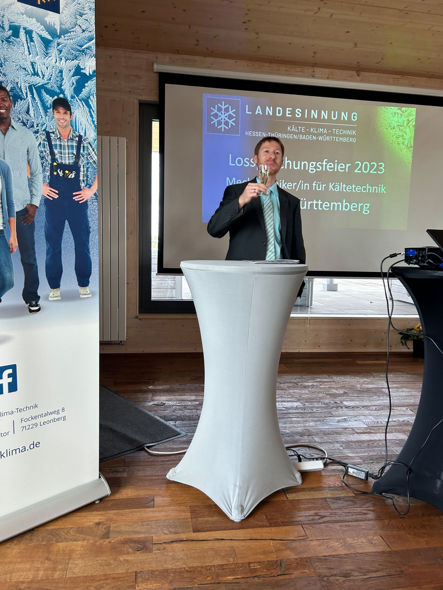 Tim Scheef, Abteilungsleiter der beruflichen Schulen Leonberg, ließ die Junggesellen hochleben.