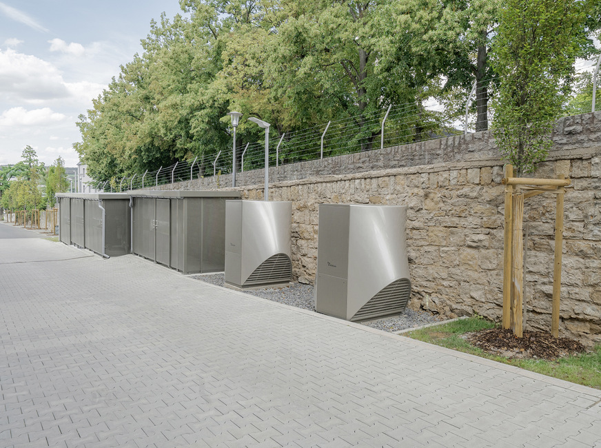 Zwei Luft-Wasser-Wärmepumpen vom Typ Novelan LA füllen die Lücke zwischen der Entnahmeleistung der Erdsonden und dem Wärmebedarf der Wohnungen.