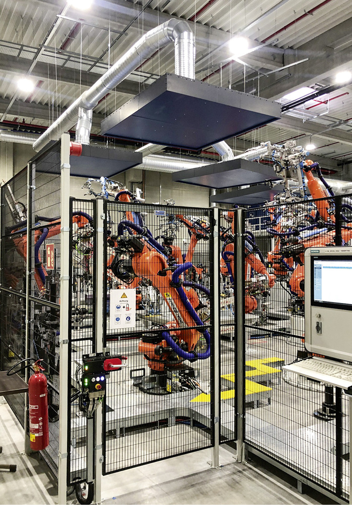 Bei der Fertigung von bis zu 1000 Bauteilen pro Tag sorgen elf Absaughauben der Größe 2,5 m × 2 m bzw. 3 m × 4 m für eine gesunde Raumluft beim Roboterschweißen.