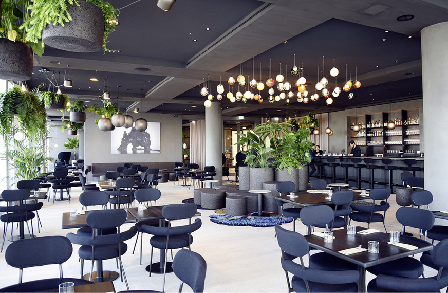 Die Schlitzluftdurchlässe Indul von Kiefer Klimatechnik fügen sich optisch unauffällig seitlich in die gestalterischen Decken-Unterzüge ein.