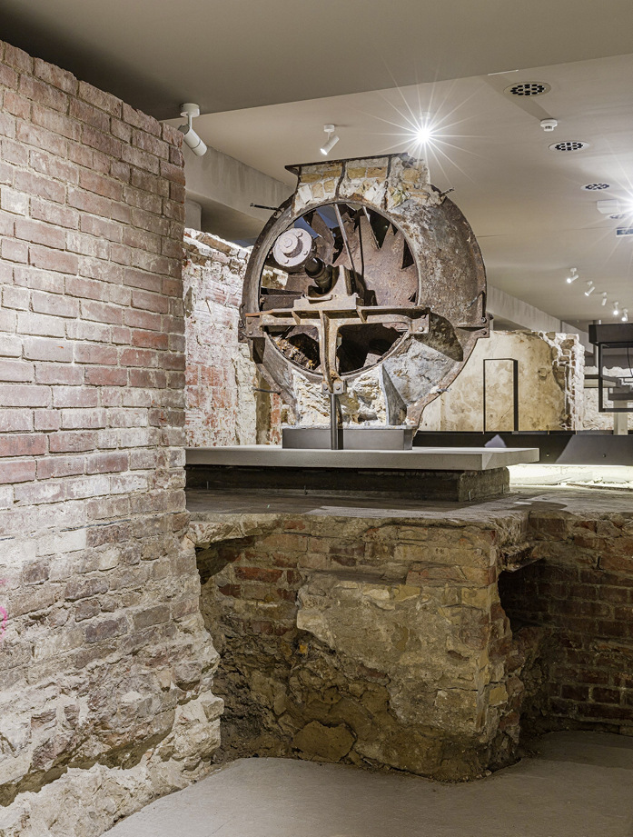 Bei den Ausgrabungen entdeckte man einen alten Ventilator, der bereits um 1894 für frische Luft im damaligen Schloss sorgte. Er war Teil einer Niederdampfdruckheizung, die der technikbegeisterte Kaiser Wilhelm 1894 für den berühmten Weißen Saal einbauen ließ.