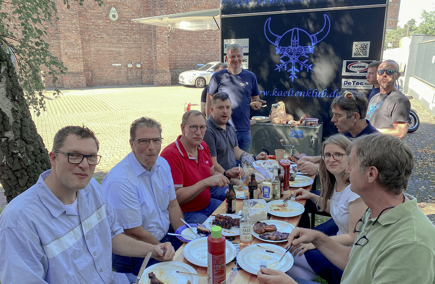 Nach dem Video bei Johnson Controls grillen wir zusammen mit ­Vogelsang und Hexonic.