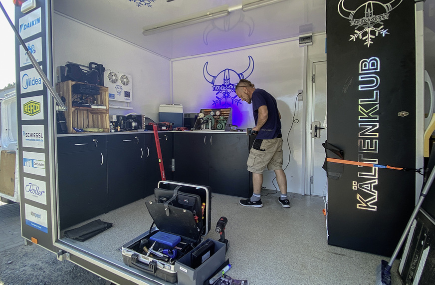 Wochenend-Arbeit am Anhänger, der schon bei compact Kältetechnik steht.