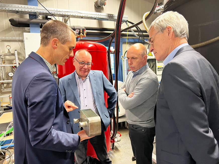 Versuchsfeld Flüssigeis-Anlage, v.l.n.r.: Dr. Safarik – ILK Dresden, Prof. Urbaneck – TU Chemnitz, Dr. Fischer, Prof. Hahn – FH Erfurt