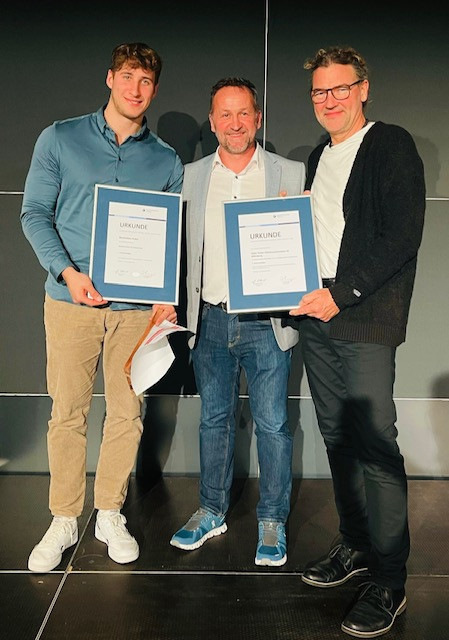 Maximilian Huber mit Joachim Huber, Vorstand der Peter Huber Kältemaschinenbau SE, und seinem Ausbilder Ulrich Daiker bei der Preisverleihung der Handwerkskammer Freiburg.