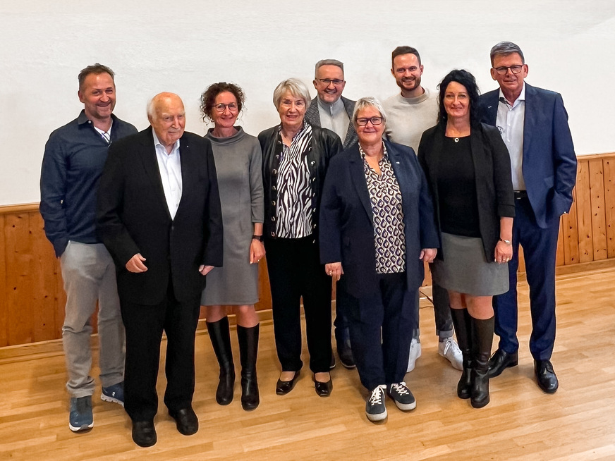 Bei einer außerordentlichen Betriebsversammlung informierten die Geschäftsführung von J. Schneider Elektrotechnik GmbH und der Vorstand von Huber gemeinsam über die Veränderungen (v.l.n.r.: Joe Huber, Karl Schneider, Beatrice Geiler, Rosemarie Schneider, Daniel Huber, Bettina Schneider, Ben Huber, Bärbel Huber, Rolf Anti)