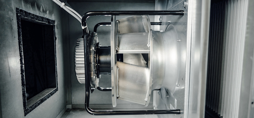 Moderne EC-Ventilatoren erreichen Systemwirkungsgrade von rund 70 Prozent, insbesondere weil sie die Luftmengen genau dem jeweiligen Bedarf anpassen.