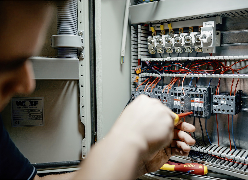 Die Ventilatoren können üblicherweise im laufenden Betrieb ausgetauscht werden, wenn Hersteller vorverkabelte Umrüstsätze im Programm haben und die Montage luftdicht ausgeführt wird.