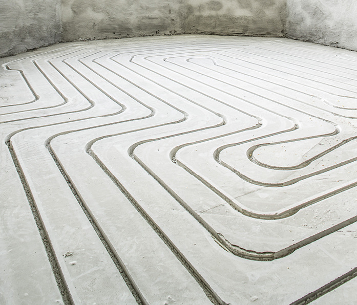 Innerhalb von zwei Tagen wurden für die Fußbodenheizung Daikin cut Kanäle in den Estrich gefräst und die Rohre verlegt...