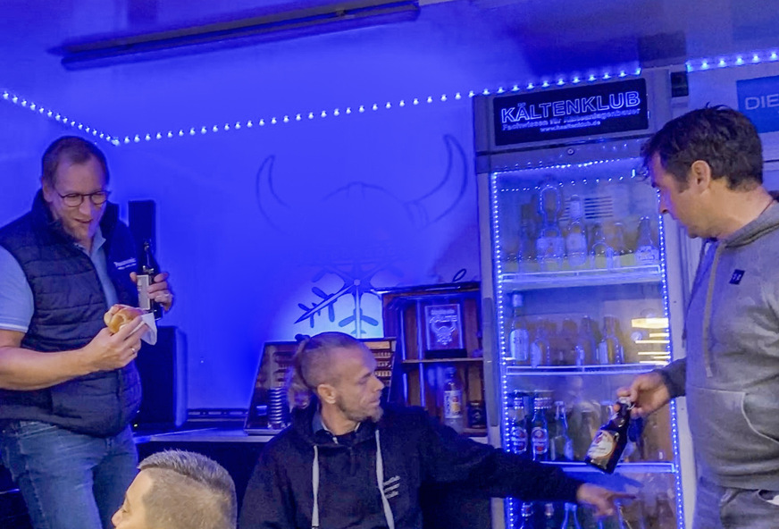 ... dann ein Bier mit Grillwurst.