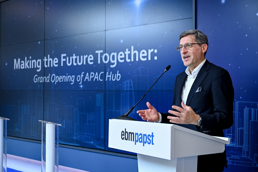 Klaus Geißdörfer, CEO bei ebm-papst, eröffnet das modernisierten Büro- und Lagergebäudes von ebm-papst in Singapur.