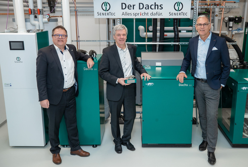 Geschäftsführer Dr. Josef Wrobel (r.) und Hagen Fuhl, Leiter Normungs- und Öffentlichkeitsarbeit/Public Affairs (l.) bei SenerTec, überreichen den Klimadachs an den Preisträger Professor Dr.-Ing. Bernd Thomas, Vizepräsident Forschung der Hochschule Reutlingen.