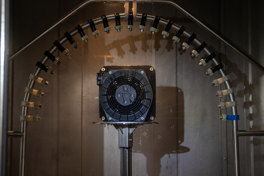 In der IP-Prüfkammer werden Elektroniken und Ventilatoren standardisierten Schutzart-Tests gemäß IP-Code gegen Eindringen von Feuchtigkeit unterzogen.