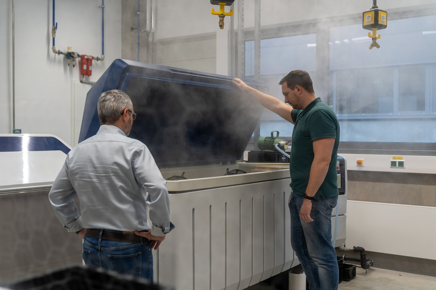 In der Salznebelprüfkammer wird die Qualität der Beschichtungen und Materialien untersucht.