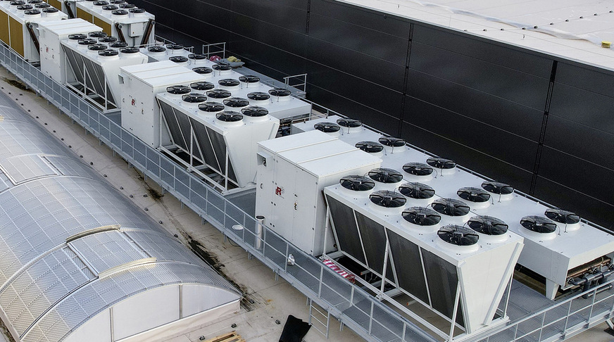 Blick auf den Außenteil der Split-Kältemaschinen mit Propan als Kältemittel.