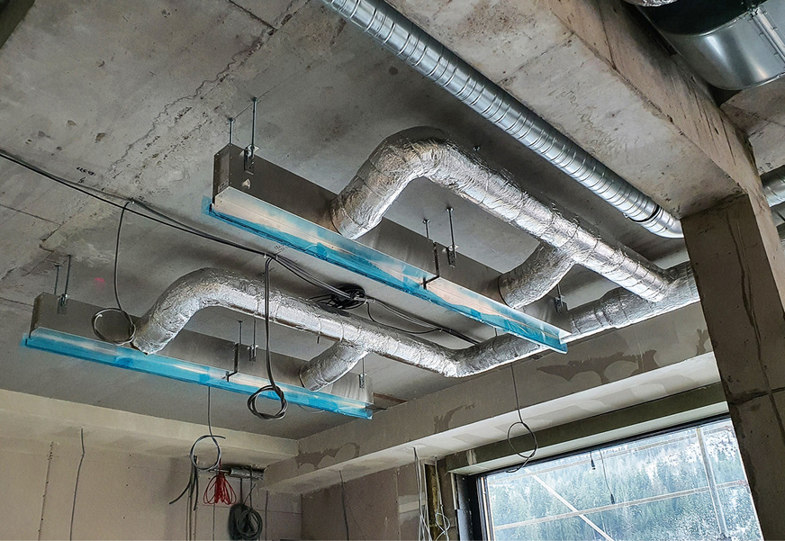 Die einfache und schnelle Montage gelingt in jeder Deckenarchitektur mithilfe des Stecksystems für die Reihen- und Einzelmontage.