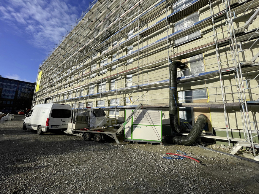 Sobald die Anlage vor Ort an eine Stromversorgung angeschlossen und mit zwei bis zu 8 m langen Luftschläuchen ausgestattet wurde, muss nur noch die Wunschtemperatur eingestellt werden.