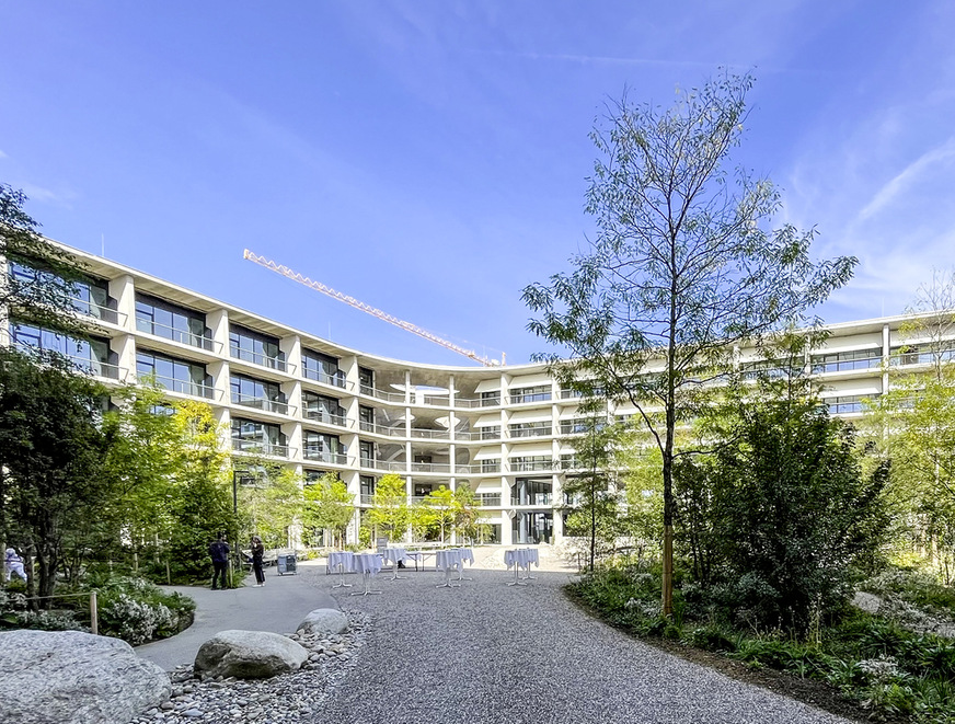 BaseLink ist ein Technologie-Hub in Allschwil/Basel auf einem 75 000 m2 umfassenden Areal. Das breitgefächerte Energiekonzept umfasst auch mit Erdwärme gespeiste Großwärmepumpen. Das Sondenfeld, bestehend aus 270 Sonden à 290 m Tiefe, fungiert gleichzeitig als saisonaler Speicher für Heizung und Kühlung. Wegen möglicher Gasvorkommen im Untergrund wurden diffusionsdichte Sondenrohre vom Typ hipress der Jansen AG eingebaut.