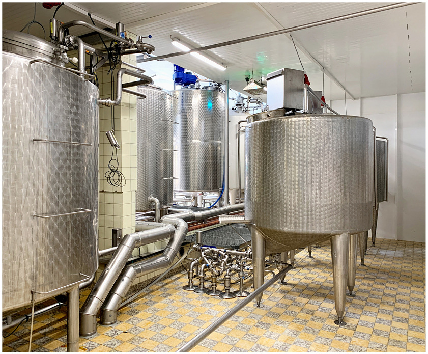 Das Vollei wird auf 0­°C heruntergekühlt und in Edelstahltanks gelagert. ­Anschließend folgt die Ent­keimung bei rund 72 °C im Pasteurisator