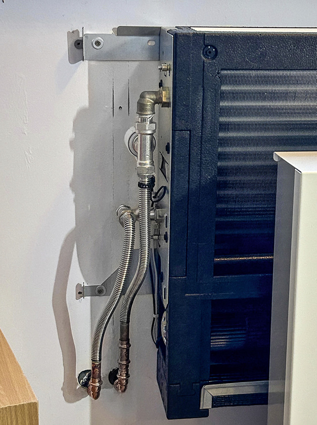 Die Installation des PowerKon LT ist einfach. Mithilfe von Flexschläuchen kann der Installateur auf viele Situationen im Bestand reagieren, um das Gerät an das vorhandene Leitungsnetz anzuschließen.