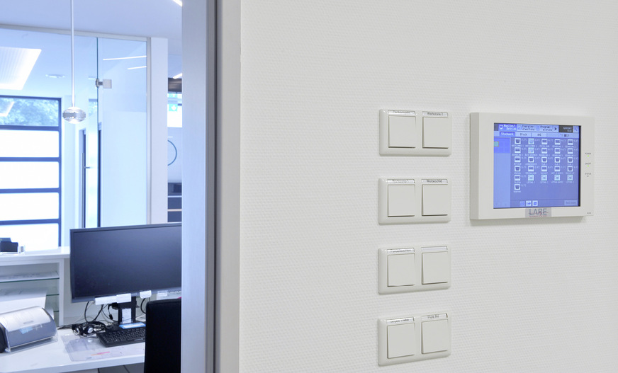 Regelungstechnisch kommt eine Anbindung an ein Zentralfernbedienungssystem AE200 von Mitsubishi Electric häufig zum Einsatz. Auch die Einbindung in eine übergeordnete GLT ist möglich.