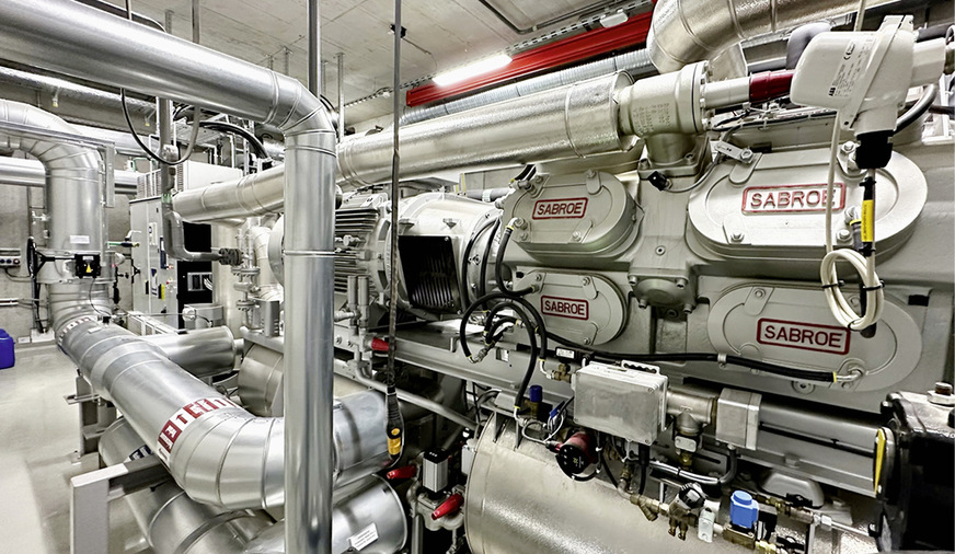 Ansicht Maschinenraum mit seitlichem Blick auf den 16-Zylinder-Hochdruckverdichter mit angeflanschtem Motor .