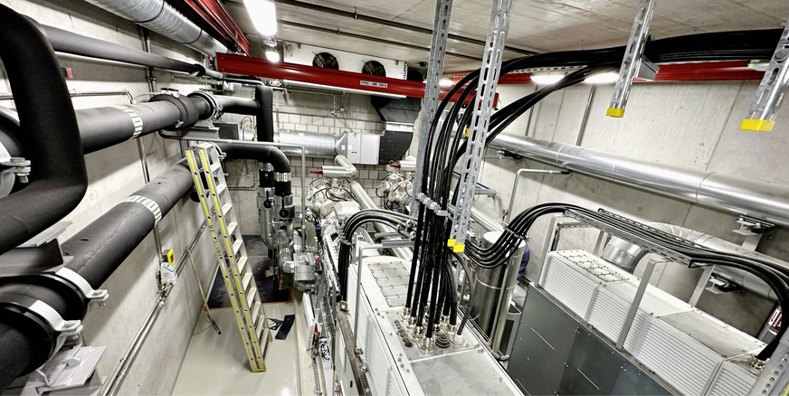 Ansicht Maschinen­raum mit Blick von&nbsp;der Vorderseite auf die beiden Schaltschränke der Verdichterstufen.