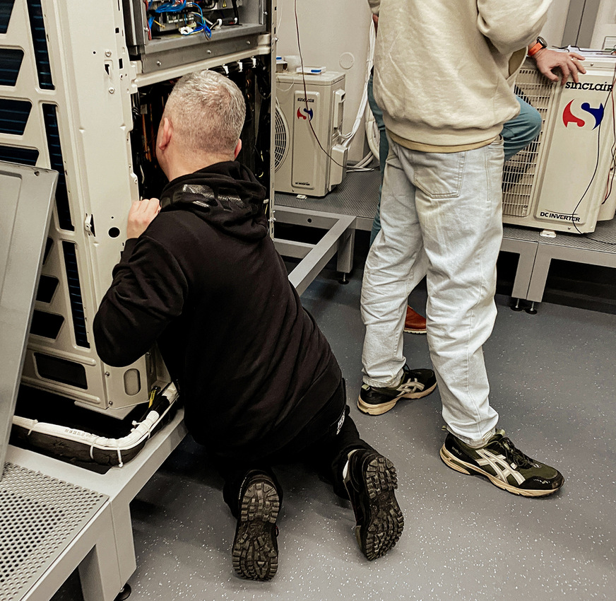 Leider passt ein Kälteanlagenbauer nicht ganz in ein Gehäuse rein.