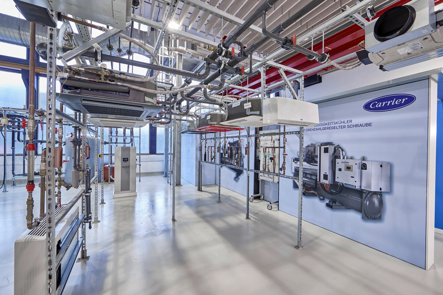 Im deutschen Carrier Schulungszentrum auf dem Campus des IKKE sind alle Geräte betriebsbereitangeschlossen. So können die Schulungsteilnehmer ihr theoretisches Wissen direkt auf die Praxisübertragen.