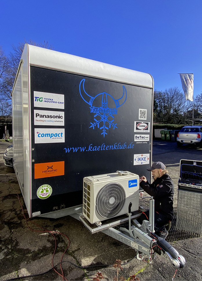 Das Außengerät der Klimaanlage muss auch erst einmal weichen. Der „Käfig“ wird schwarz lackiert.