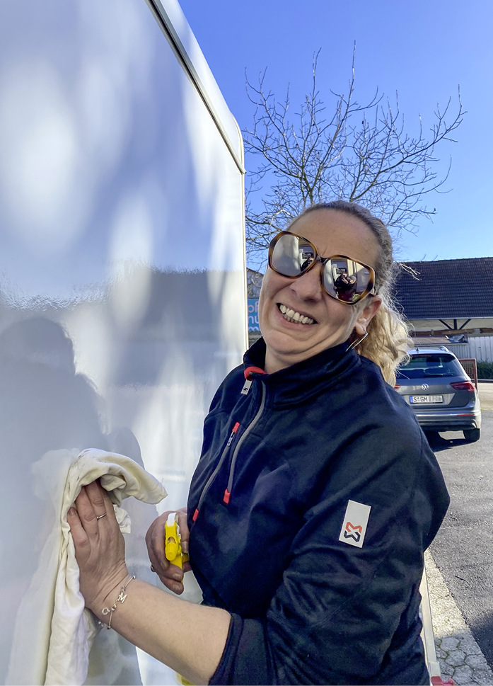 Sonja, die Freundin von Wolle, steigt ins Projekt „Neues Gewand“ ein.