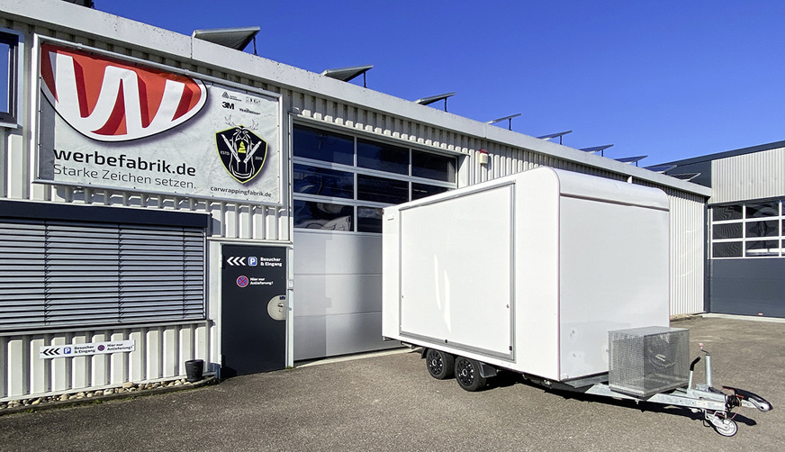 Grundgereinigt steht der Anhänger nun vor der Folier-Werkstatt in Friesenheim