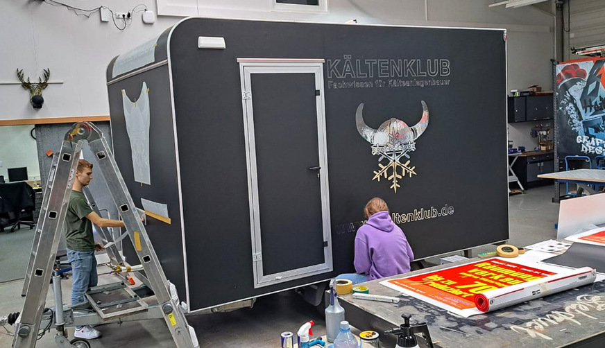 Die Folierer leisten gute Arbeit und kommen schnell voran.