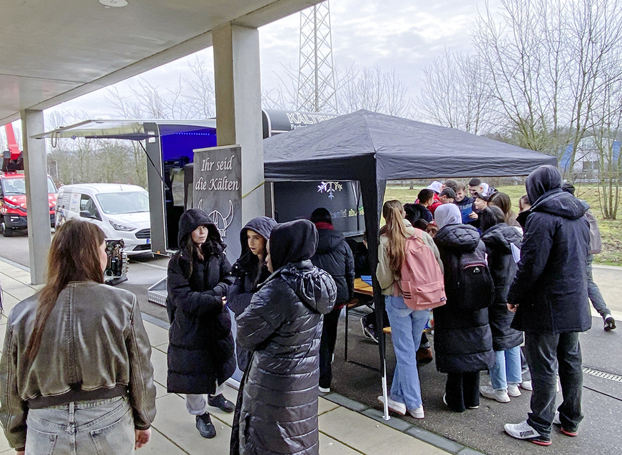 Langsam wir es voll rund um den PINK-Anhänger.