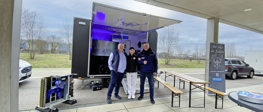 V.l.: Thomas Kunnig von Midea, Wolle von Caretaker und Dirk Rehfeld, Chefredakteur der KK stehen vor dem fertig aufgebauten „Kältischen Messestand“.