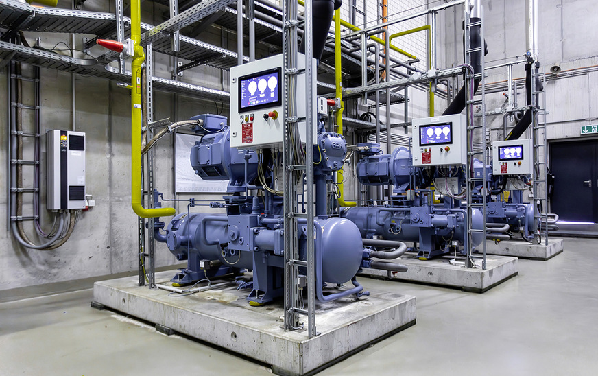 In der Berliner Arena ist eine NH₃- / ​CO2-Kaskade verbaut. Der Kälteträger ist CO2. NH₃ ist das Kältemittel des Primärkreislaufes.