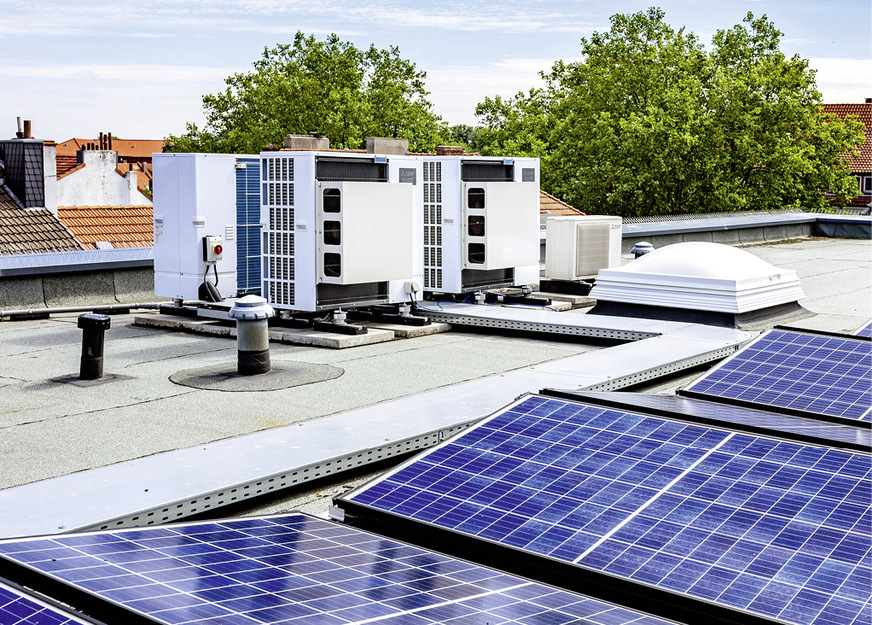 Zur Raumwärme- und Trinkwarmwasserversorgung wurden drei Ecodan Luft/Wasser-Wärmepumpen mit Zubadan-Inverter-Technik als 3er-Kaskade auf dem Dach des Gebäudes installiert.