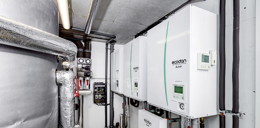 Für jede Außeneinheit gibt es ein Hydromodul im Technikraum im Keller des Wohnhauses. Hier erfolgt der Energieübergang vom Kältemittel auf das Heizungswasser.