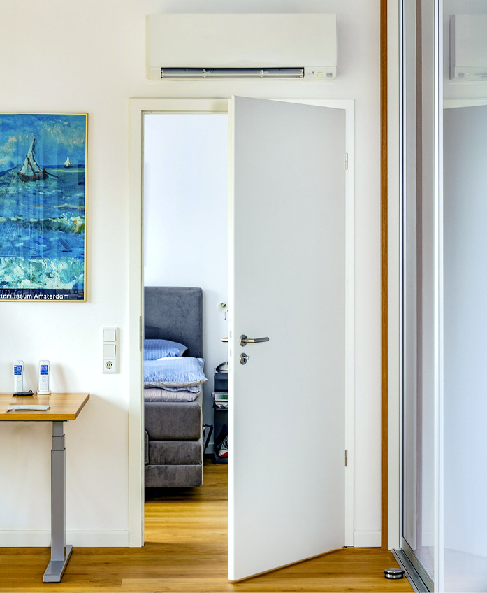 Um Wärmelasten abzuführen ist die Wohneinheit im Dachgeschoss zusätzlich mit einem Luft/Luft-Wärmepumpensystem aus der M-Serie von Mitsubishi Electric und vier Innengeräten ausgestattet.