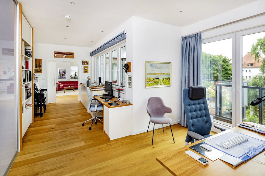 Besonderes komfortabel ist das Luft/Luft-Wärmepumpensystem im Home-Office, wo jederzeit die Möglichkeit besteht, kurzfristig zu kühlen oder zu heizen, ohne die Fußbodenheizung aktivieren zu müssen.