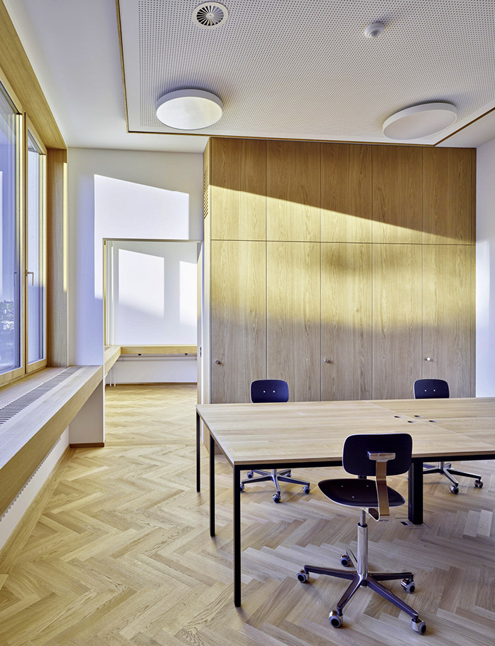 Zusätzliche Lüftungsrohre benötigt das System nicht: Die Luftleitungen sind im Raum nicht zu&nbsp;sehen, lediglich die Luftdurchlässe sind in den Betondecken unauffällig integriert.