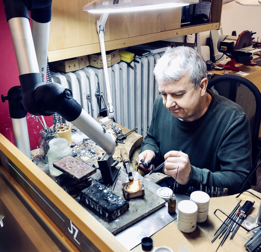 Goldschmiedemeister Jochen Zimmer bei der Arbeit. Die Rohrdüse des Absaug- und Filtergeräts lässt sich in jede gewünschte Richtung verstellen und nah an die Absaugstelle heranführen.