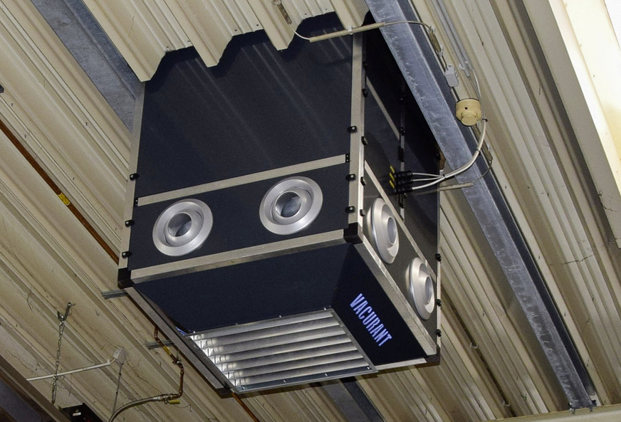 Weitwurfdüsen transportieren die vorgewärmte Zuluft in die Halle.