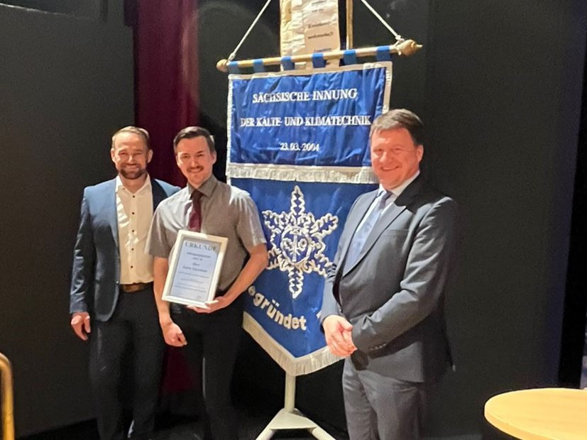 v.l.n.r. Vorsitzender des Gesellenprüfungsausschuss Oliver Sandner, Jahrgangsbester Lucas Espenhain, Obermeister der Sächsischen Innung der Kälte- und Klimatechnik Tilo Neumann