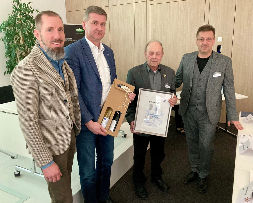 Heinz Dongus wurde zum Ehrenmitglied der LIK ernannt. Von links: Obermeister Markus Freund, LIK-Geschäftsführer Michael Gölz, Heinz Dongus, LIK-Geschäftsführer Jörg Peters