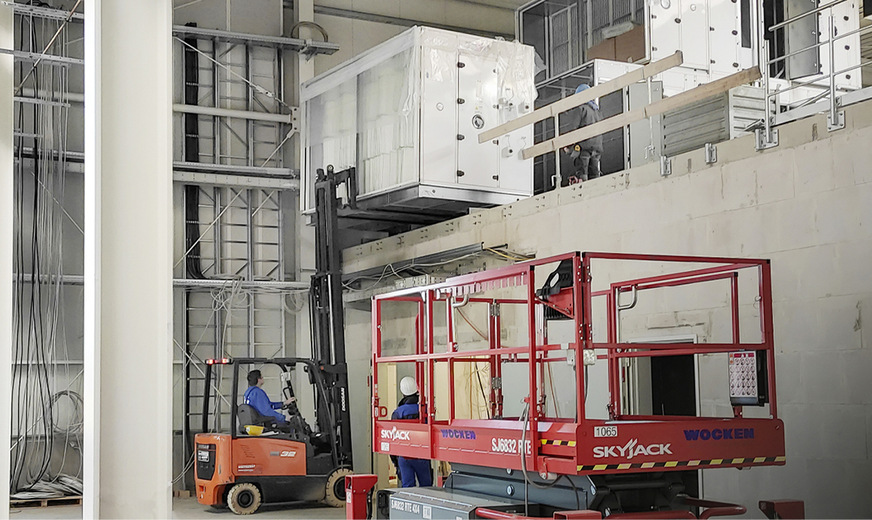 Der Spagat bei der Konstruktion eines RLT-Gerätes nach Maß zwischen Sonder- sowie Industriefertigung kann gelingen, indem das Gesamtgerät in Module aufgeteilt wird. Die einzelnen Komponenten sollten dabei aus Kostengründen so weit möglich industriell gefertigt werden.