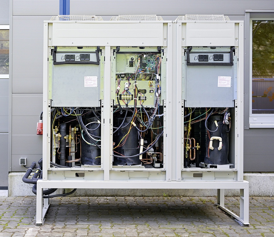 Die Kompakt-Verbundanlage läuft transkritisch, ist invertergeregelt und für den polyvalenten Einsatz geeignet. Damit kann sie Normal- und Tiefkühlung versorgen.