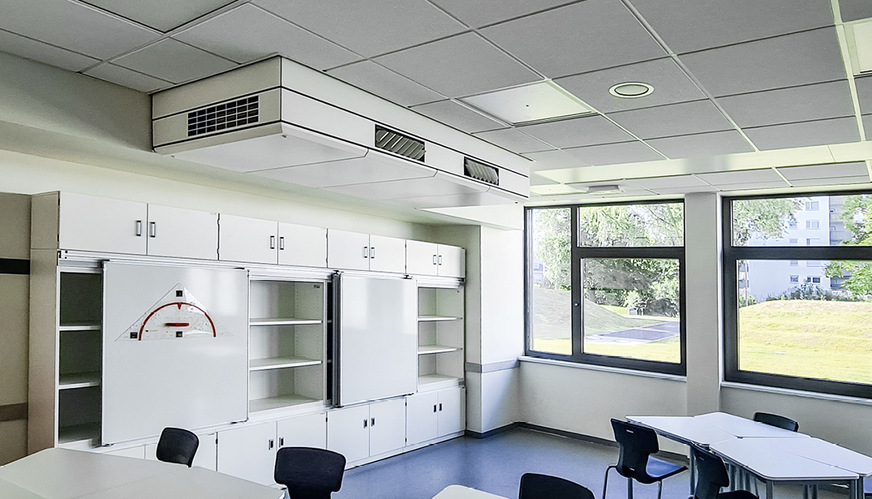 Die dezentralen Lüftungsgeräte aus der Serie Duplex Vent lassen sich raumweise, individuell und zielgerichtet steuern. Durch den Wegfall aufwändiger Luftkanäle war der Installationsaufwand in den Klassenräumen gering.