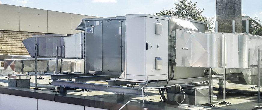 Die zentralen Lüftungsgeräte der Serie Duplex Multi Eco-N sind auf dem Dach montiert. Sie versorgen die innenliegenden Sanitär-, Lager- und Technikräume sowie die Sporthalle.