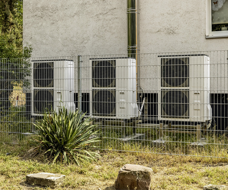 Auch bei rund 50 Jahre alten Gebäuden lässt sich Wärmepumpentechnik einsetzen, wenn eine eXergiemaschine die Heizungswärmepumpe unterstützt.